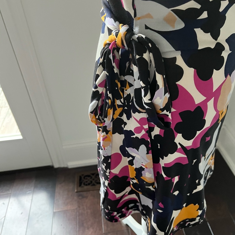 Diane von Furstenberg 100% Silk Wrap Dress - Picture 3 of 7